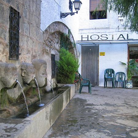 Hostal Victor Oliana Exterior photo