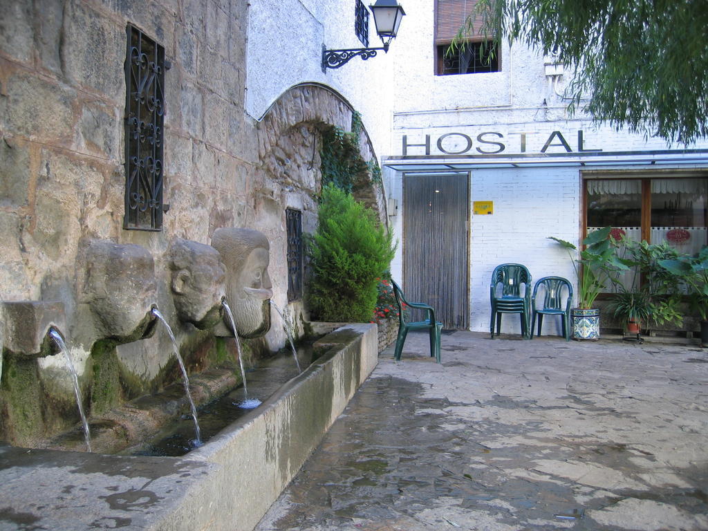 Hostal Victor Oliana Exterior photo